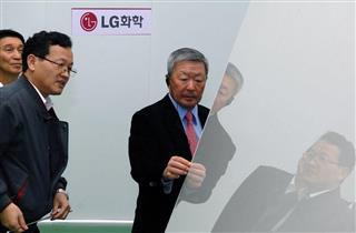 ５月に死去した韓国ＬＧグループの具本茂会長（右）。政治と一定の距離を置きクリーンなイメージだった＝（ロイター）