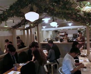 ２０～３０代の女性を中心とした幅広い客層に向けた「タニタカフェ」＝東京都千代田区