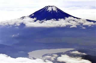 裾野に雲がかかる富士山。下は山梨県の山中湖＝８日