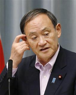 記者会見する菅官房長官＝２５日午前、首相官邸