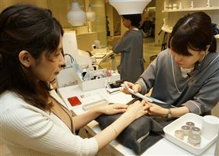 高島屋横浜店に新設された体験型売り場では美容サービスが充実する=26日、横浜市(柳原一哉撮影) 高島屋横浜店に新設された体験型売り場では美容サービスが充実する=26日、横浜市(柳原一哉撮影)
