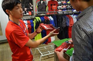 ミズノの直営店ではセネガル戦で得点した本田圭佑選手が使用するスパイクへの問い合わせが増えている=東京都千代田区(平尾孝撮影) ミズノの直営店ではセネガル戦で得点した本田圭佑選手が使用するスパイクへの問い合わせが増えている=東京都千代田区(平尾孝撮影)