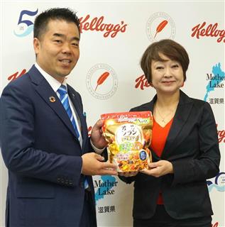 会見で撮影に応じる三日月大造知事(左)と日本ケロッグの井上ゆかり社長=27日、東京都中央区 会見で撮影に応じる三日月大造知事(左)と日本ケロッグの井上ゆかり社長=27日、東京都中央区