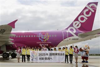 万博の大阪誘致のロゴマークがデザインされた、ピーチ・アビエーションの特別機＝９日午前、関西空港