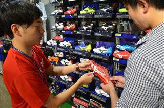 ミズノの直営店ではセネガル戦で得点した本田圭佑選手が使用するスパイクへの問い合わせが増えている=東京都千代田区 ミズノの直営店ではセネガル戦で得点した本田圭佑選手が使用するスパイクへの問い合わせが増えている=東京都千代田区