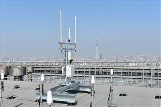 日本橋三井タワーに設置されたゲートウエー。スマートメーターで収集した検針データを受信する＝東京都中央区