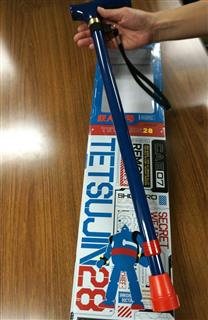 「鉄人28号」のイメージカラーをあしらった高齢者向け歩行補助杖=28日、東京都千代田区 「鉄人28号」のイメージカラーをあしらった高齢者向け歩行補助杖=28日、東京都千代田区