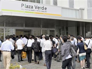 スルガ銀行の株主総会の会場に入る株主ら=28日午前、静岡県沼津市 スルガ銀行の株主総会の会場に入る株主ら=28日午前、静岡県沼津市