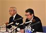 決算会見に臨んだスルガ銀行の米山明広社長（右）と白井稔彦専務＝５月１５日、静岡県沼津市（田中万紀撮影）