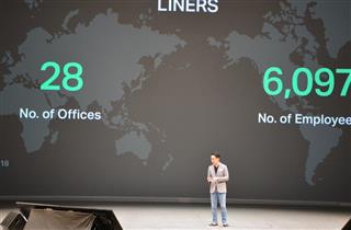 ＬＩＮＥの事業戦略を説明する出沢剛社長＝２８日、千葉県浦安市