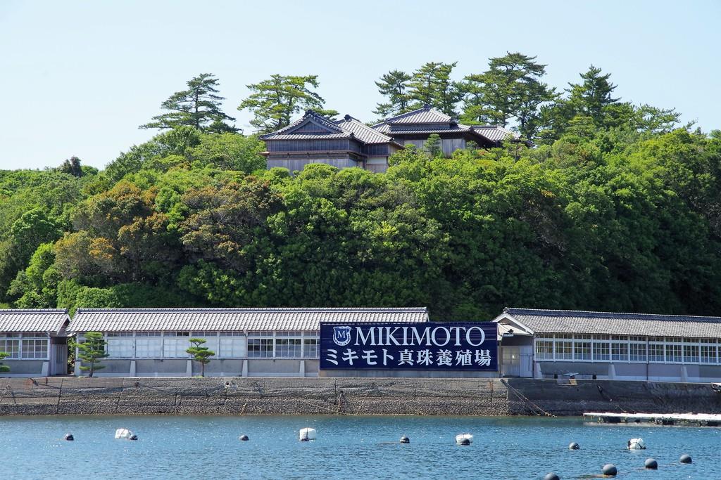 ミキモト真珠研究所がある同社の多徳養殖場。高台には御木本幸吉が晩年を過ごした住まいが今も残っている