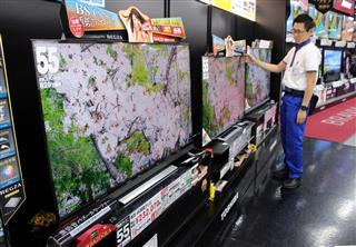 東芝映像ソリューションが発売した４Ｋチューナーを搭載したテレビ。１２月開始の実用放送に向け、市場も新たな段階に入る＝大阪市北区