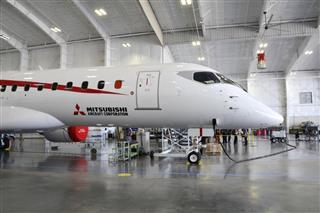 米ワシントン州の「モーゼスレイク・フライトテスト・センター」内に格納されたＭＲＪ試験機＝２７日（共同）