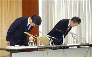 記者会見で謝罪する日立化成の丸山寿社長（左）ら＝２９日、東京都中央区