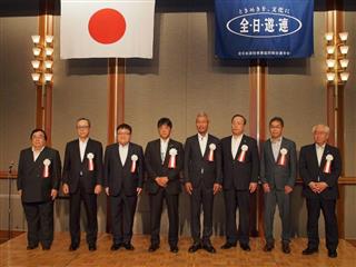 阿部恭久理事長（左から４人目）と片山晴雄専務理事（右端）および６人の副理事長