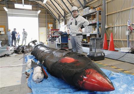 打ち上げに失敗し、回収された小型ロケットＭＯＭＯ２号機について説明するインターステラテクノロジズの稲川貴大社長＝３０日、北海道大樹町