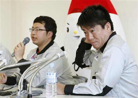 記者会見するインターステラテクノロジズの稲川貴大社長（左）と堀江貴文氏＝３０日午前、北海道大樹町