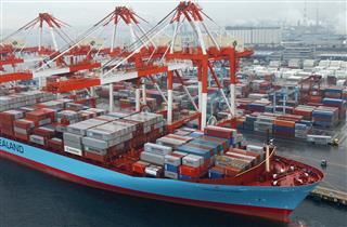 横浜・南本牧埠頭のコンテナ船