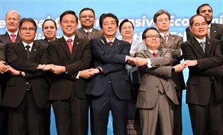 東アジア地域包括的経済連携（ＲＣＥＰ）東京閣僚会合でフォトセッションする安倍晋三首相（中央）ら各国の閣僚＝１日午前、東京都新宿区（宮川浩和撮影）
