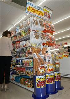 実験店「ファミマ立川南通り店」はタワー型陳列棚などドンキの手法を取り入れた＝東京都立川市