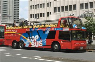 ＪＴＢなどが設立した新会社で運行する周遊観光バス＝４日午後、東京都新宿区