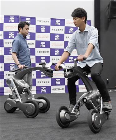 「千葉工業大学、変形する搭乗型知能ロボットに関する発表会」ＲｉｄＲｏｉｄシリーズＣａｎｇｕＲｏデモンストレーション＝４日午後、東京都墨田区（宮川浩和撮影）