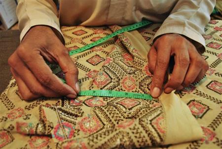 パキスタンの保守的な辺境州でも女性向けのオーダーメードの受注が伸びている（ＡＰ）