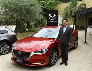 大幅改良した旗艦モデル「アテンザ」を紹介するマツダの小飼雅道社長＝５月、東京都新宿区