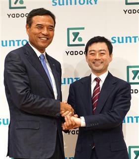 会見で握手するサントリーHDの新浪剛史社長(左)とインテグリティ・ヘルスケアの武藤真祐会長=4日、東京都港区 会見で握手するサントリーHDの新浪剛史社長(左)とインテグリティ・ヘルスケアの武藤真祐会長=4日、東京都港区