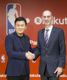 ２０１７年１０月、ＮＢＡのコミッショナーと記者会見する楽天の三木谷浩史会長兼社長（左）＝東京都世田谷区