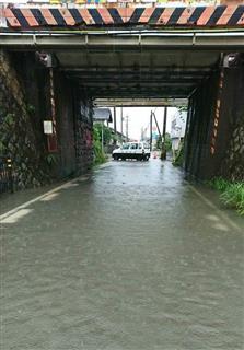 滋賀県長浜市では冠水により、県道が一時通行止めとなった（県道路課提供）