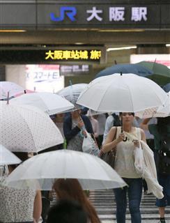 近畿地方の大雨を受け、ＪＲ西日本は６日の始発から一部の運休を決めた＝５日午後、大阪市北区（永田直也撮影）