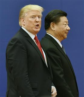 首脳会談後の調印式を終え、引き揚げるトランプ米大統領（左）と中国の習近平国家主席＝２０１７年１１月、北京の人民大会堂（共同）
