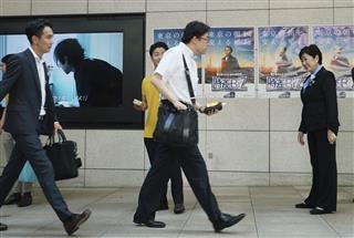 「時差ビズ」キャンペーンを視察する小池百合子都知事（右端）＝９日朝、東京都中央区の東京メトロ京橋駅