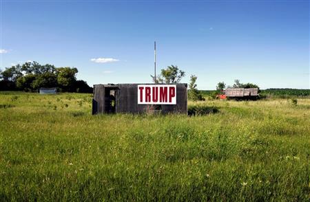 とうもろこし畑の一角に大書された「ＴＲＵＭＰ」の文字＝５日、米ノースダコタ州バレーシティ郊外（ロイター）
