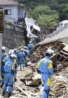 土砂崩れがあった広島県熊野町で行方不明者の捜索に向かう警察官=9日午前 土砂崩れがあった広島県熊野町で行方不明者の捜索に向かう警察官=9日午前