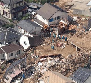 土砂崩れが発生した広島県熊野町の現場では、行方が分からない人たちの捜索作業が続いた＝９日午後（本社ヘリから、鳥越瑞絵撮影）