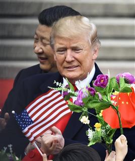 北京の人民大会堂で中国の習近平国家主席（奥）と歓迎式典に臨むトランプ米大統領＝２０１７年１１月（共同）