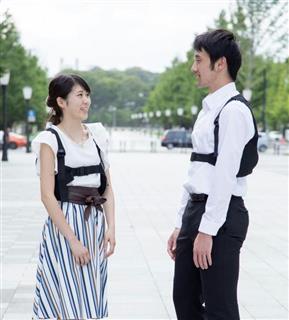 熱中症対策に最適な冷却ジャケットを着用するビジネスパーソン