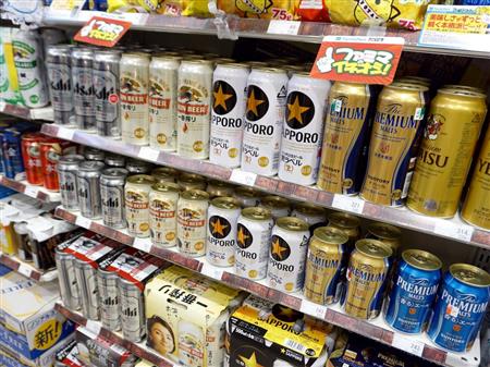 コンビニの売り場に並ぶ各社のビール＝東京都立川市（柳原一哉撮影）