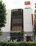 西友の本社とウォルマートの看板＝１２日午前、東京都北区