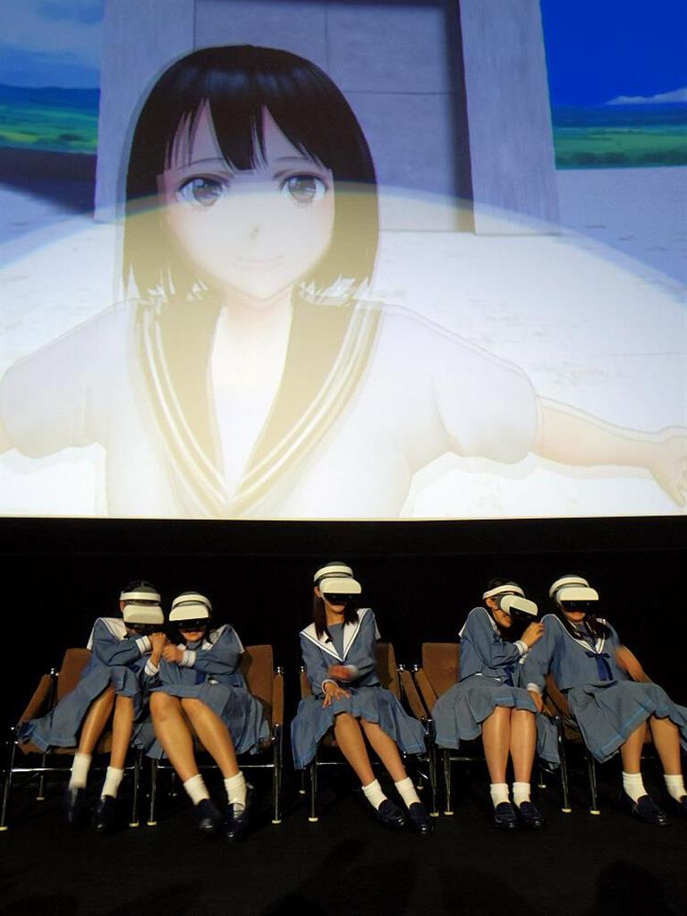 「夏をやりなおす」を体験中のＳＴＵ４８。VR空間で少女が眼前に迫ってくる場面で身をすくめる