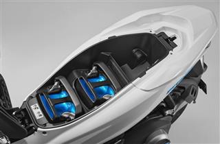ホンダの電動スクーター「ＰＣＸエレクトリック」。座席の下に蓄電池のパックを装着して走る