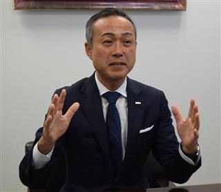 インタビューに応じる花王の村上由泰執行役員＝１３日、東京都中央区（井田通人撮影）