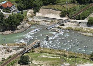 ＪＲ芸備線の狩留家－白木山間で流失した橋＝１２日午前、広島市安佐北区