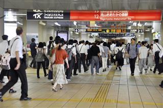 朝のラッシュで混雑するつくばエクスプレス流山おおたかの森駅＝９日、千葉県流山市