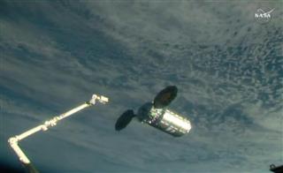 国際宇宙ステーションとドッキングする無人宇宙補給機「シグナス」。米国の宇宙産業への投資の動きが活発化している（ＮＡＳＡ提供、ＡＰ）