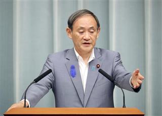 定例会見に臨む菅義偉官房長官＝１３日午後、首相官邸（春名中撮影）