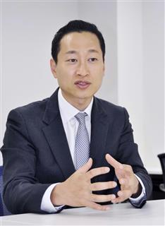 インタビューに応じるイーベイ日本法人のヘンリー・チュン代表