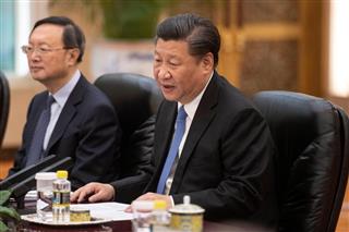 中国の習近平国家主席（中央）＝６月２５日、北京（ロイター）
